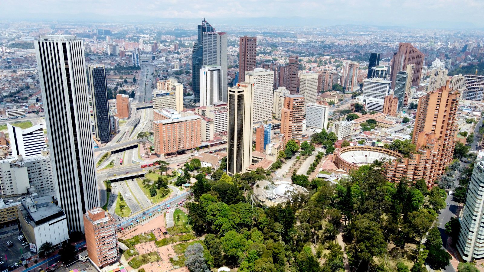 Centro Internacional de Bogotá con la Torre Colpatria iluminada